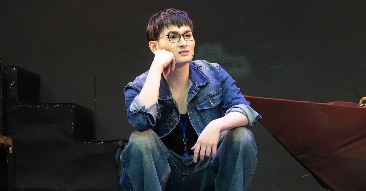 Minh Khải trong phim Bóng ma hạnh phúc gặp khán giả ở kịch Song trùng