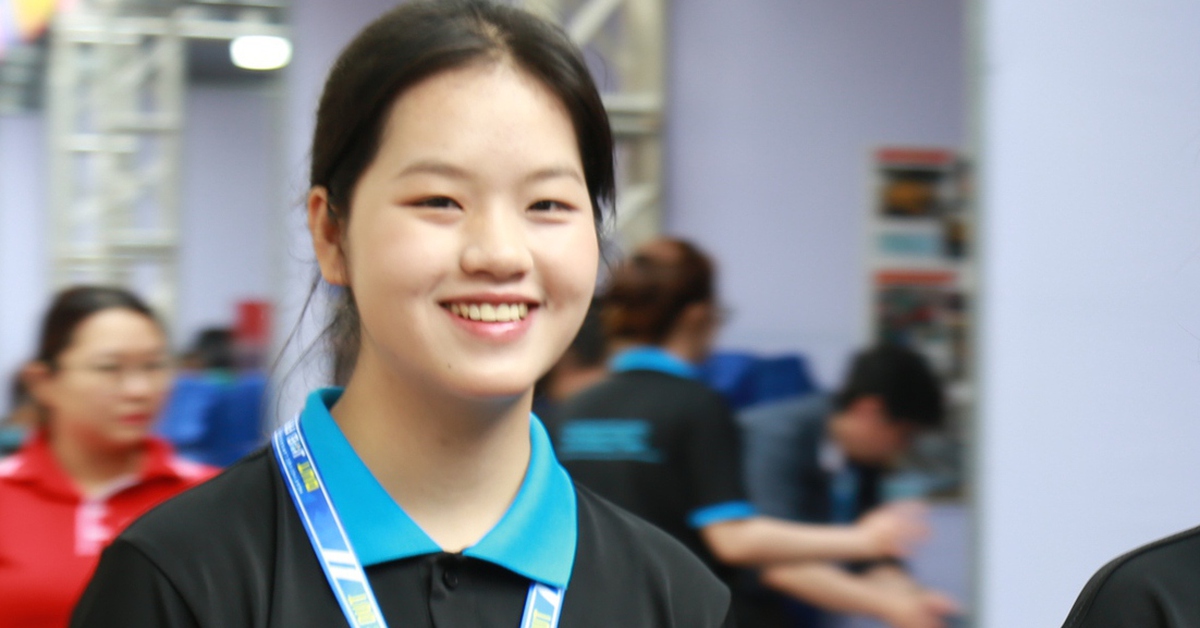 Sinh viên check-in tìm việc bằng hộ chiếu số tại ngày hội việc làm