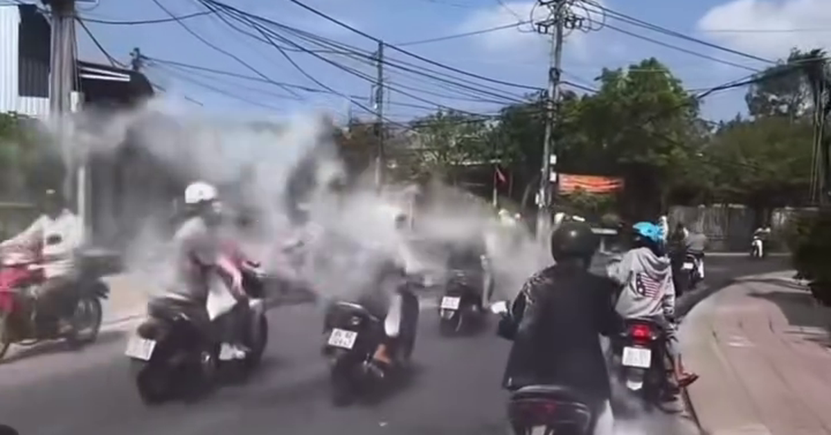 Xử lý 30 thanh, thiếu niên chạy xe máy đùa giỡn, ném bột vào người đi đường