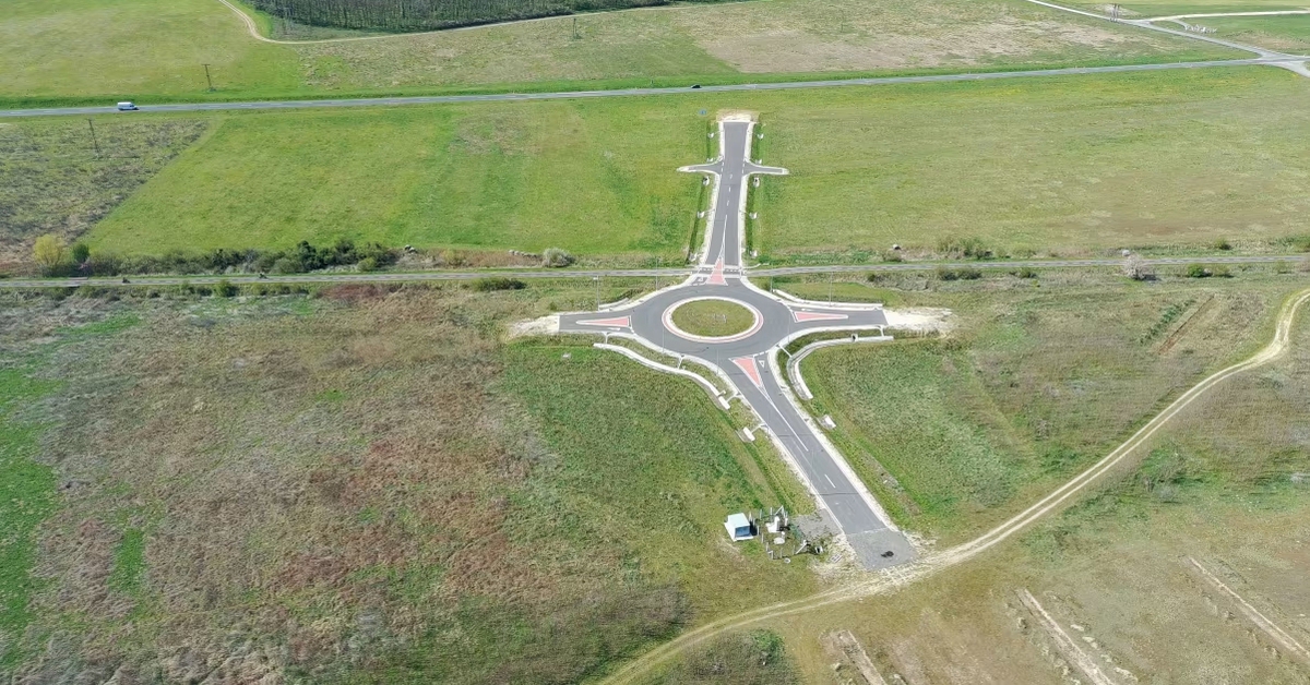 Vòng xuyến 40 tỉ nhưng nằm giữa đồng không mông quạnh, chẳng dẫn đến bất cứ đâu