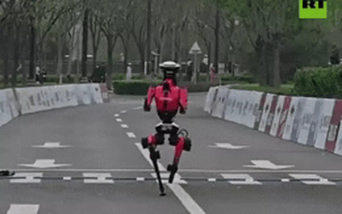 Robot chạy bán marathon nhanh hơn kỷ lục của con người