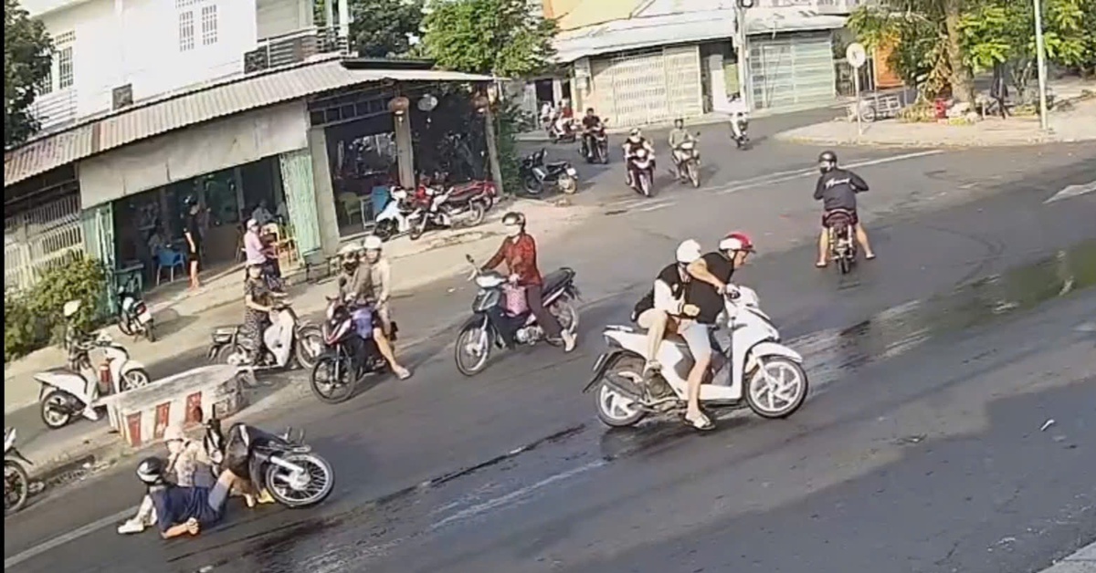 Xe tải làm đổ mỡ kéo dài trên đường khiến nhiều người đi xe máy bị trượt ngã