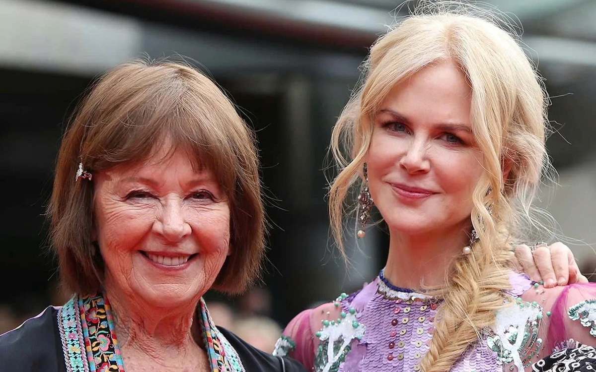 Nicole Kidman nhớ lại giây phút hay tin mẹ qua đời