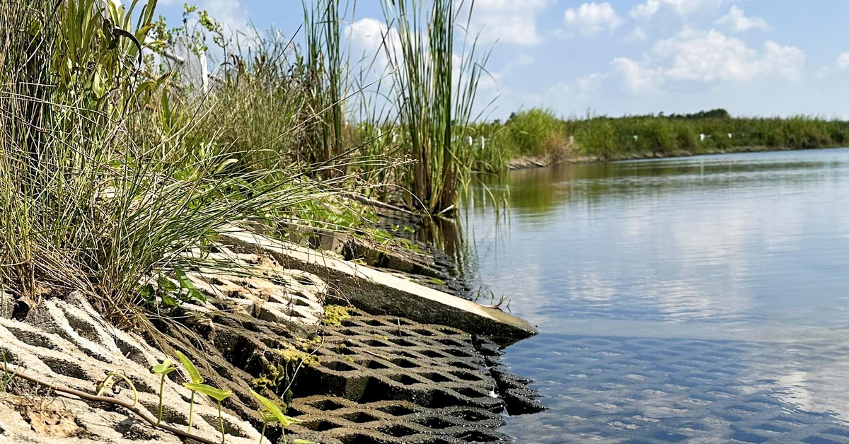 Hồ nước ngọt lớn nhất miền Tây 250 tỉ đồng: Xây xong 2 năm vẫn ‘trùm mền’ chờ nhà máy