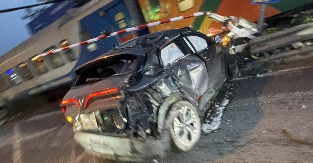 Ô tô bị tàu hỏa tông biến dạng: Tài xế dừng xe trên phạm vi an toàn đường sắt