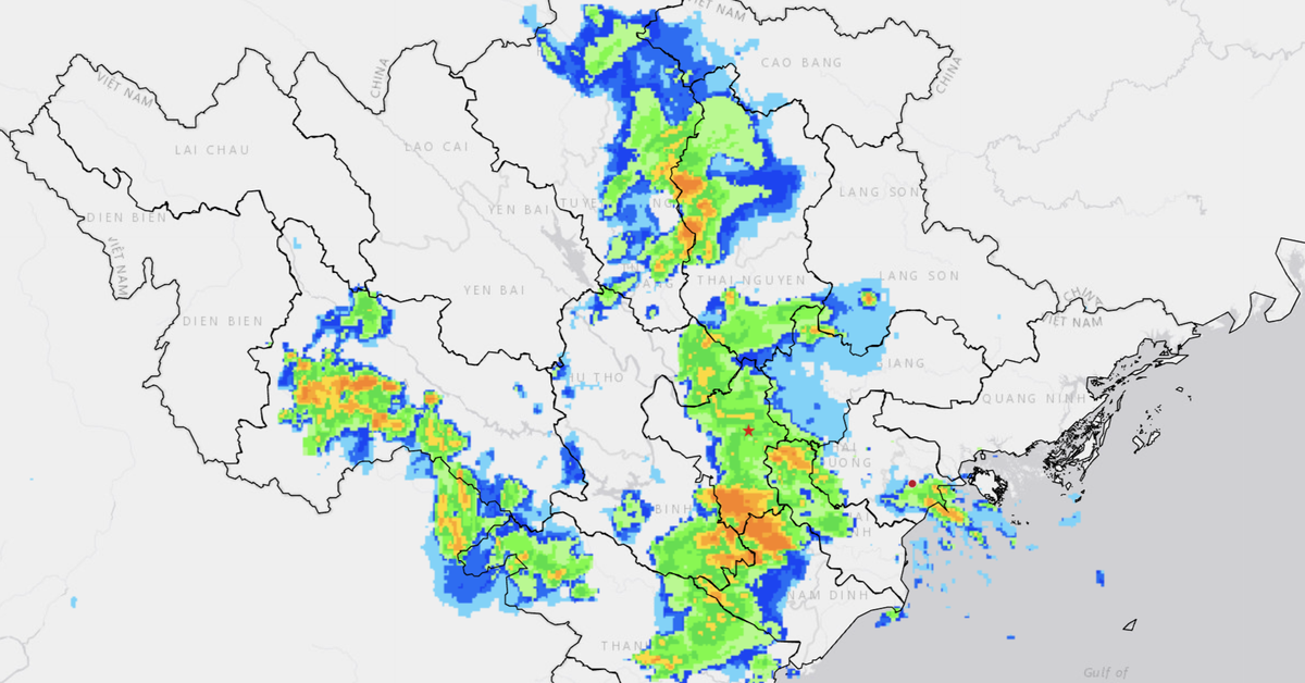 'Bức tường dông' khổng lồ đang quét Bắc Bộ