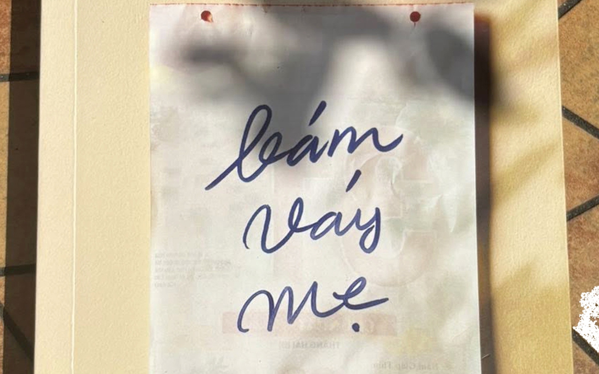 Bám váy mẹ: Bám và buông trong thế giới bé mọn này