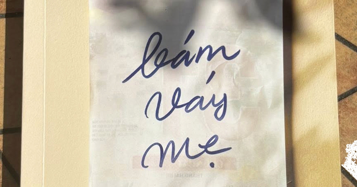 Bám váy mẹ: Bám và buông trong thế giới bé mọn này