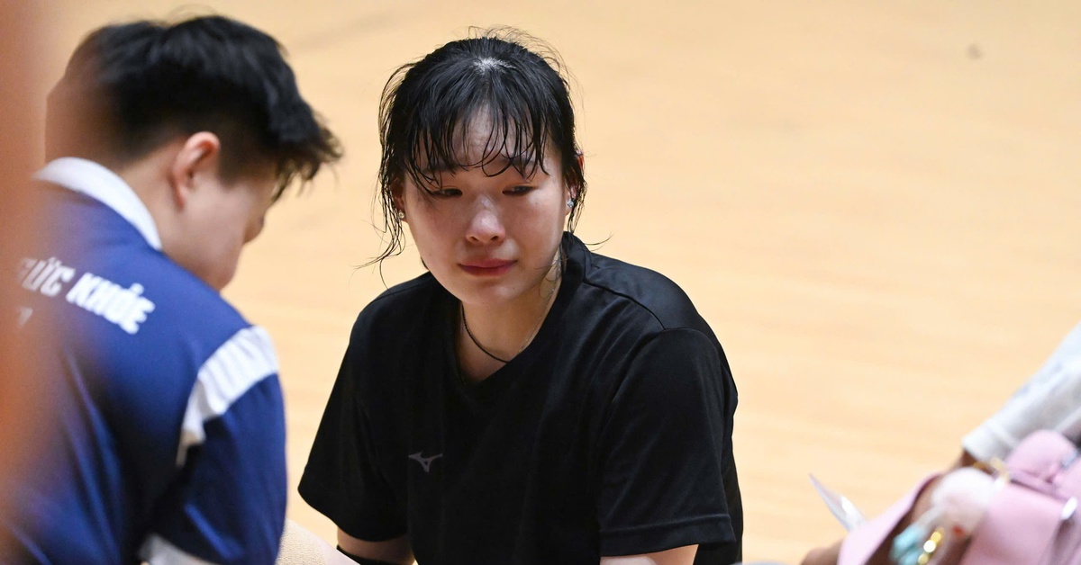 Sao bóng chuyền nữ Trung Quốc khóc nức nở sau trận thua tại Việt Nam