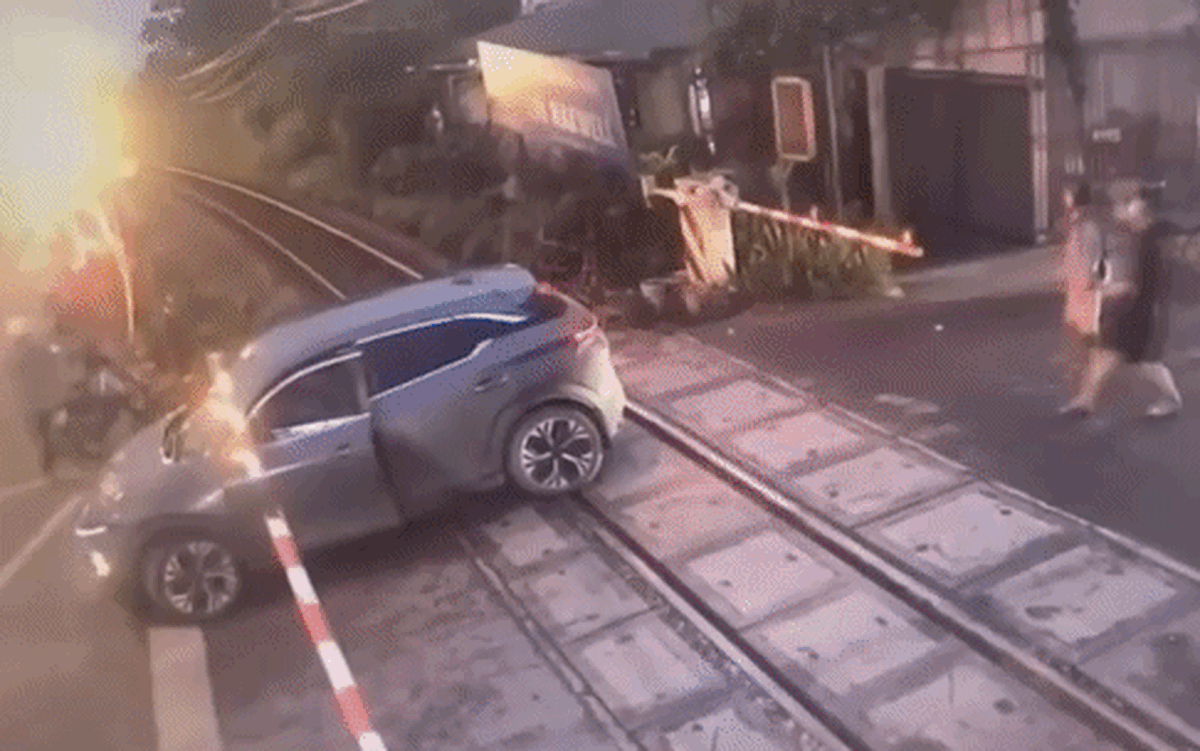 Ô tô bị tàu hỏa tông biến dạng: Tài xế dừng xe trên phạm vi an toàn đường sắt