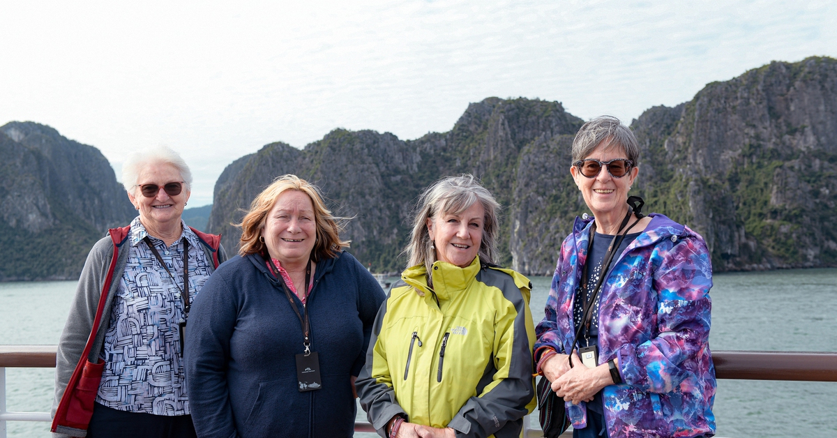 Nhóm bạn thân U70 người Úc bay gần 9 tiếng đến Việt Nam ăn phở, ngủ đêm trên vịnh Hạ Long