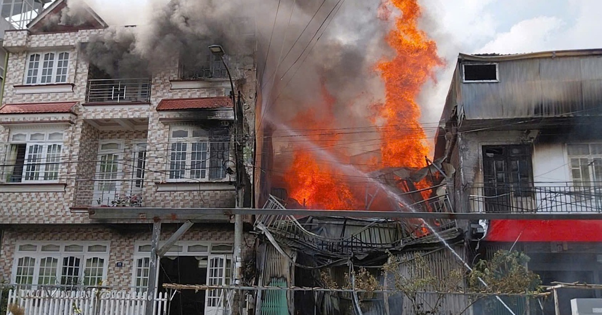 Cháy nhà khu Ba Toa Đà Lạt, các lực lượng vất vả dập lửa