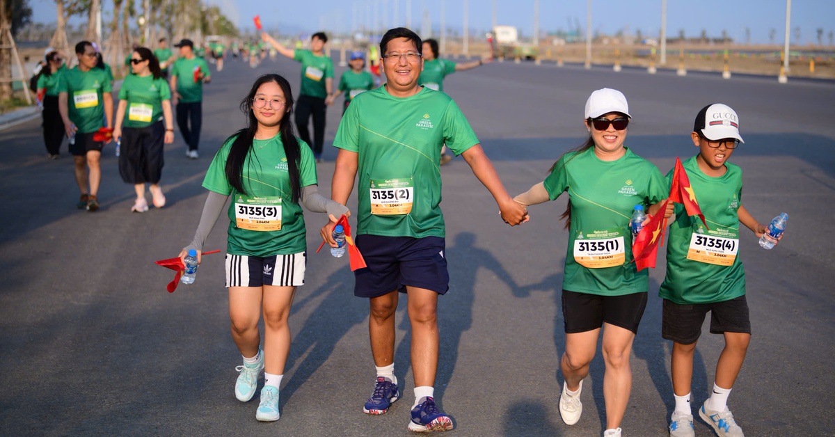Cả nhà mình nắm tay cùng về đích Green Family Walk Cần Giờ
