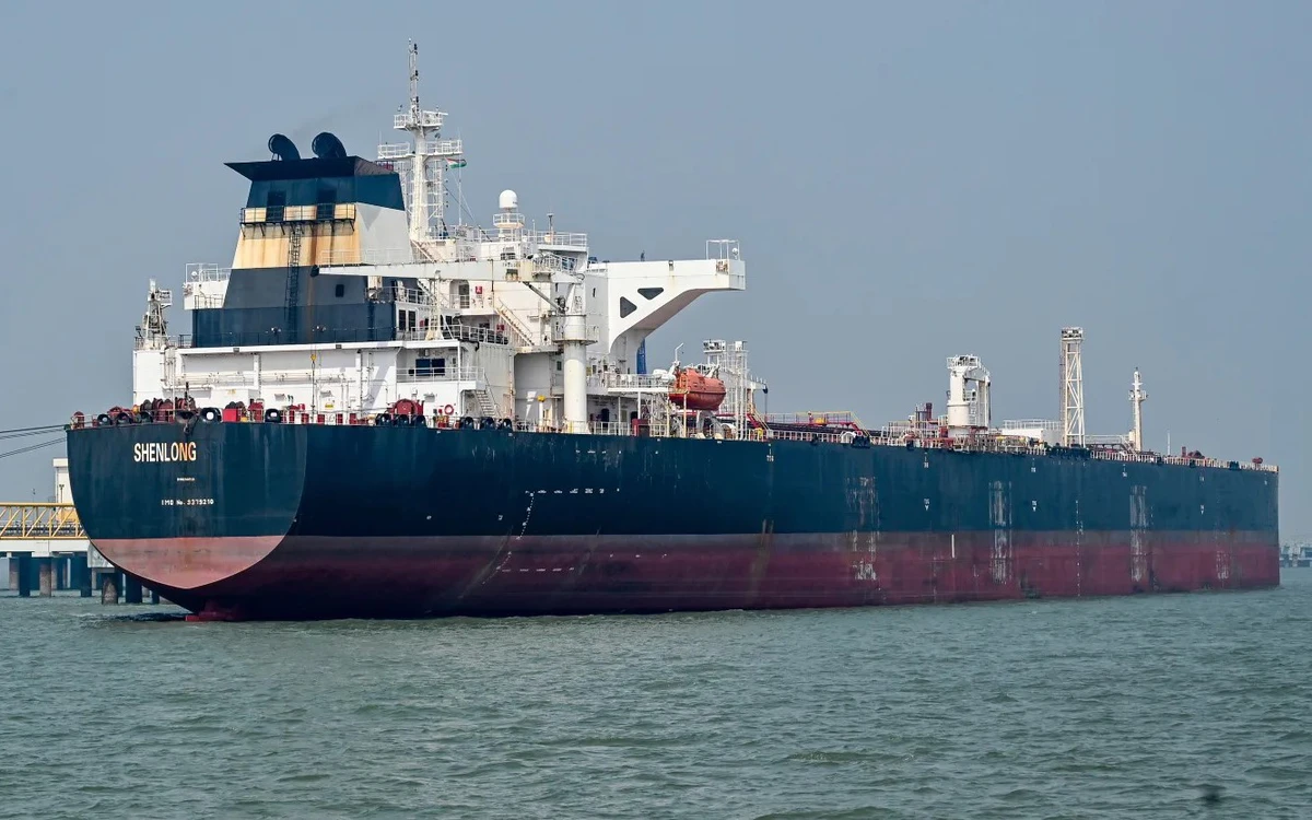 Giá dầu bật tăng 5%, chứng khoán lao dốc sau tuyên bố 'đánh Iran cực mạnh' của ông Trump