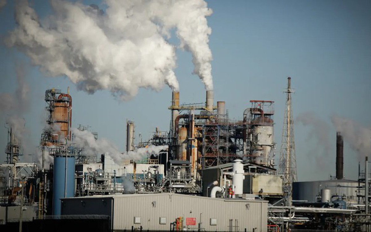 Đọc nhanh 2-4: Giá dầu tăng trở lại sau khi lao dốc; VinFast muốn bán 1 triệu xe máy điện