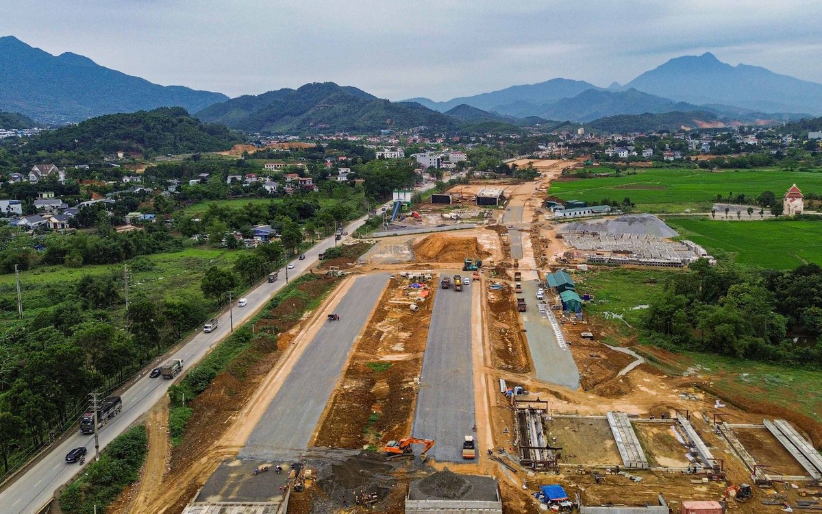 Công trường đại lộ Thăng Long rộng tới 180m và tuyến metro trị giá hơn 65.000 tỉ phía tây Hà Nội