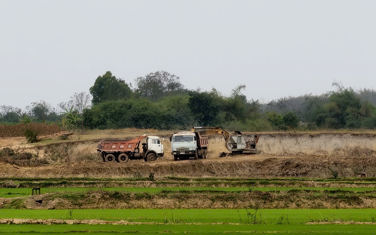Lợi dụng 'cải tạo đất', múc đất nông nghiệp đem bán?