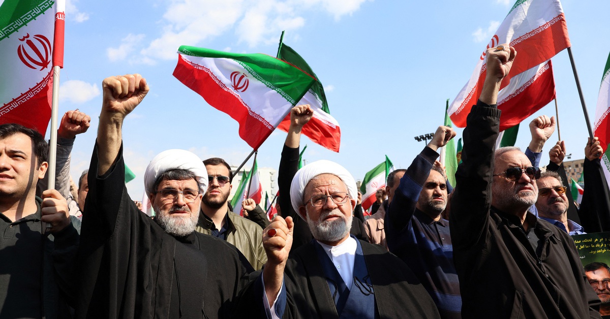 Hàng nghìn người Iran dự lễ tang chỉ huy IRGC, tuyên bố 'chiến đấu đến cùng'