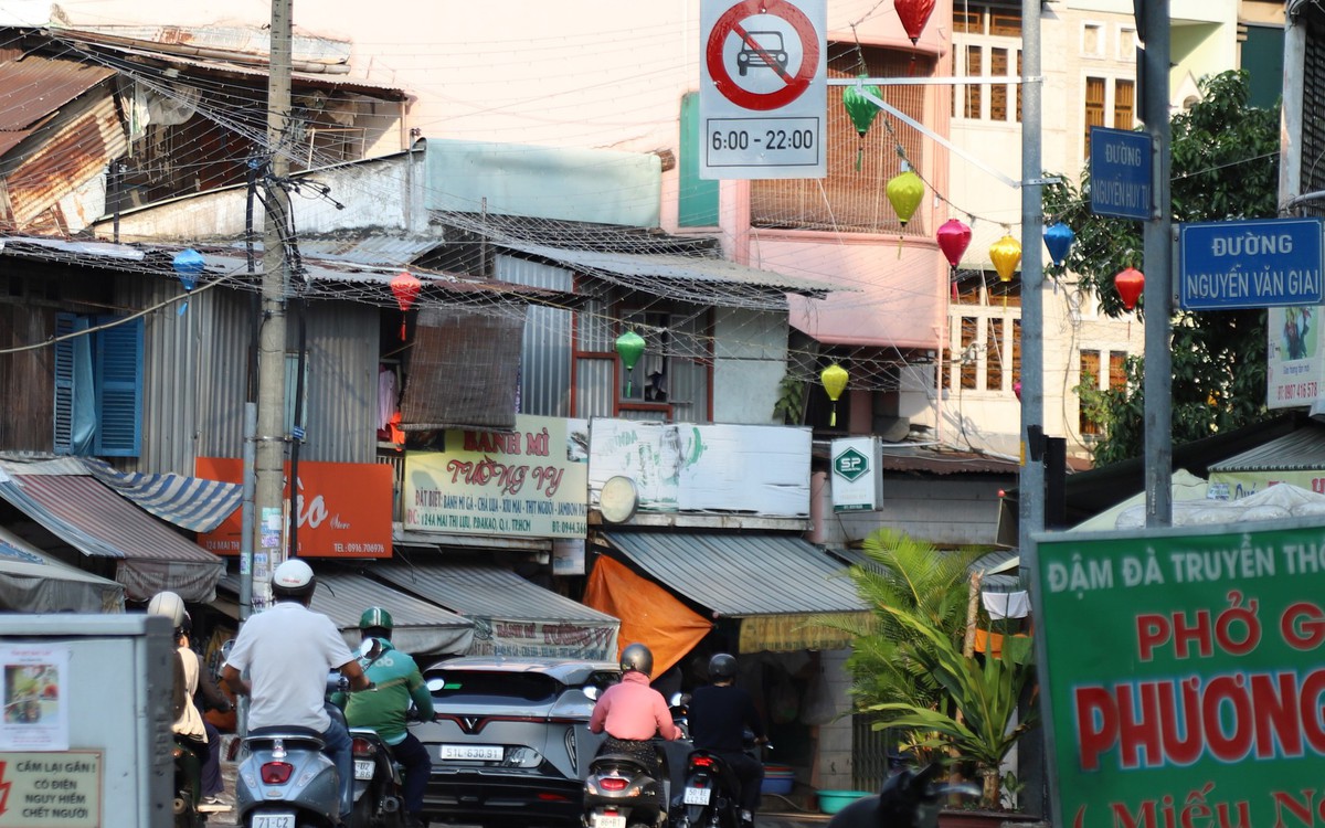 Nhiều tài xế 'giật mình' khi chạy vào khung giờ cấm trên đường Mai Thị Lựu
