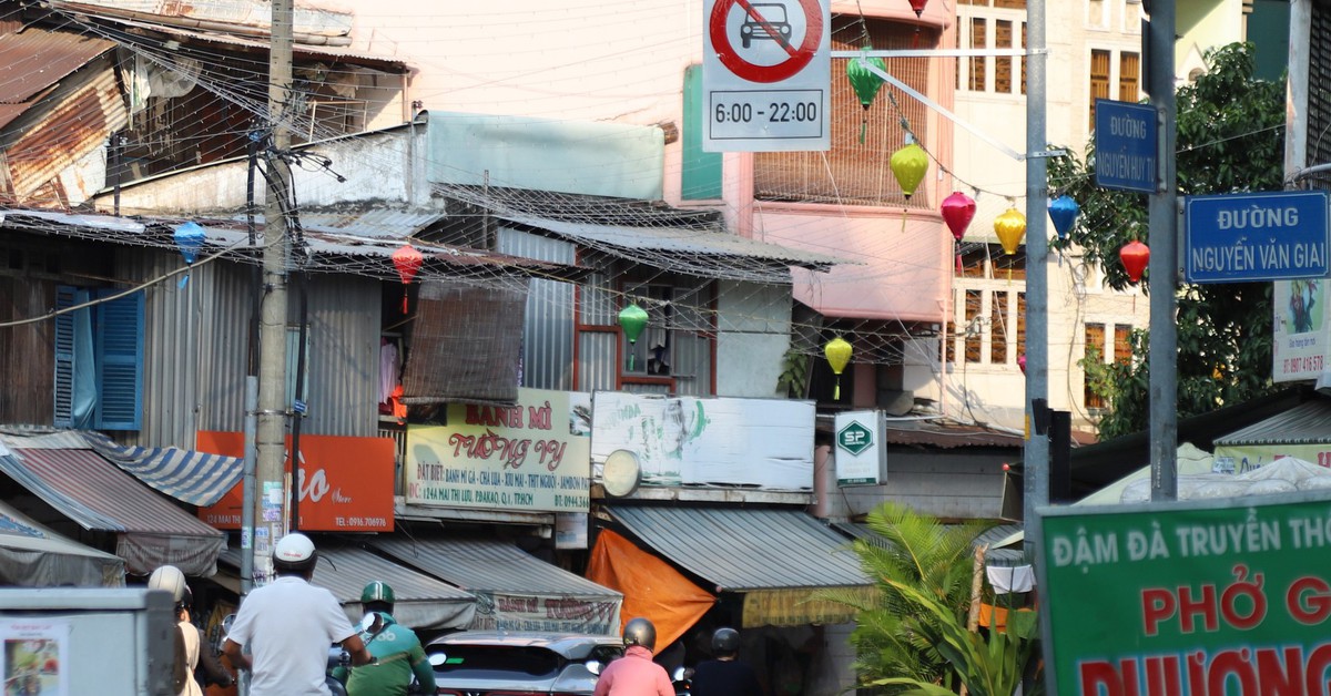 Nhiều tài xế 'giật mình' khi chạy vào khung giờ cấm trên đường Mai Thị Lựu