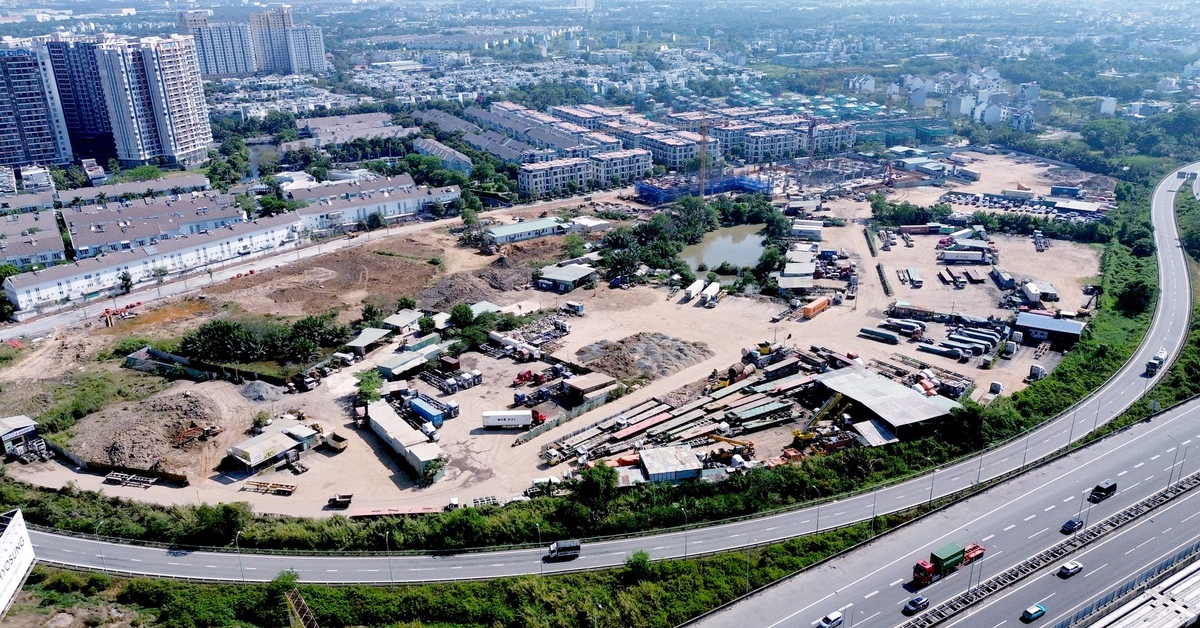 Loạt bãi xe container gây tắc nghẽn đường Võ Chí Công: Các phường đang xử lý dứt điểm vi phạm