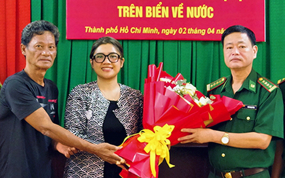 Bàn giao thuyền viên bị trôi dạt trên biển cho Tổng lãnh sự quán Indonesia