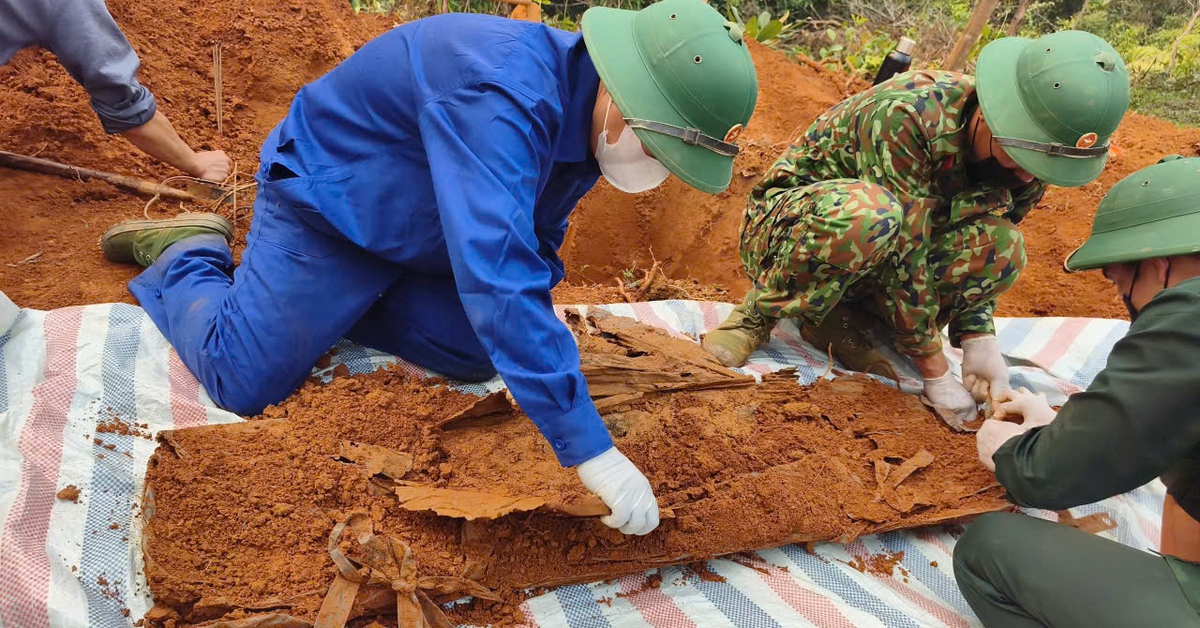 Hài cốt liệt sĩ được chôn cùng lọ thủy tinh chứa thông tin quý