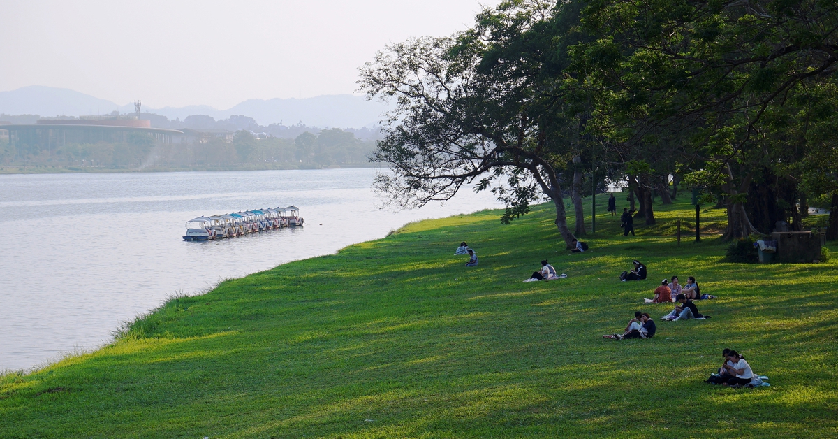 Huế xanh thắm đôi bờ sông Hương