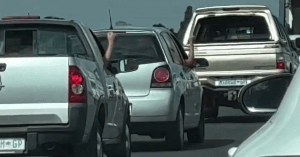 Quá chán vì kẹt xe, 2 tài xế vừa cho xe nhích từng chút vừa chơi oẳn tù tì