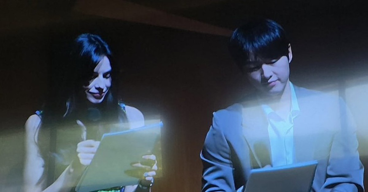 Song Joong Ki gây sốt khi xuất hiện cùng vợ Katy Louise Saunders