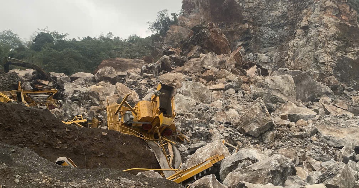 Sạt mỏ đá trong đêm, vùi lấp nhiều máy móc