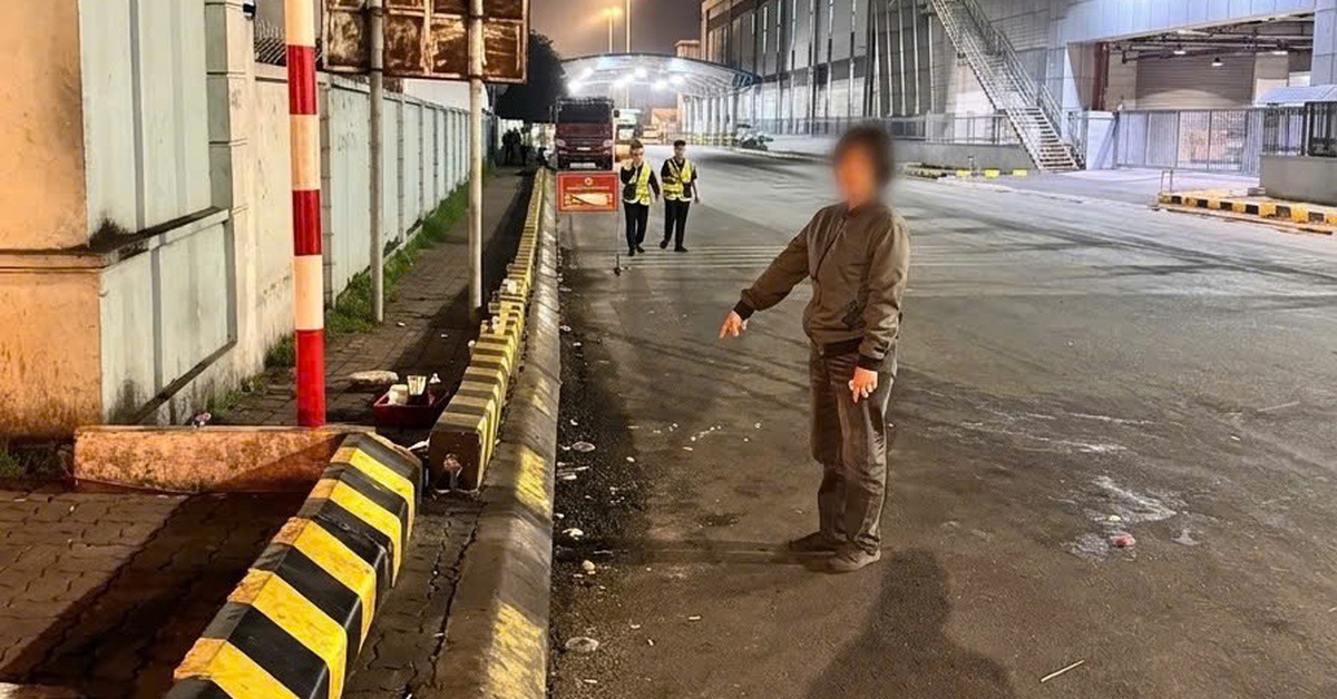 Khởi tố người phụ nữ cố tình bán hàng rong, gây rối trong sân bay Nội Bài