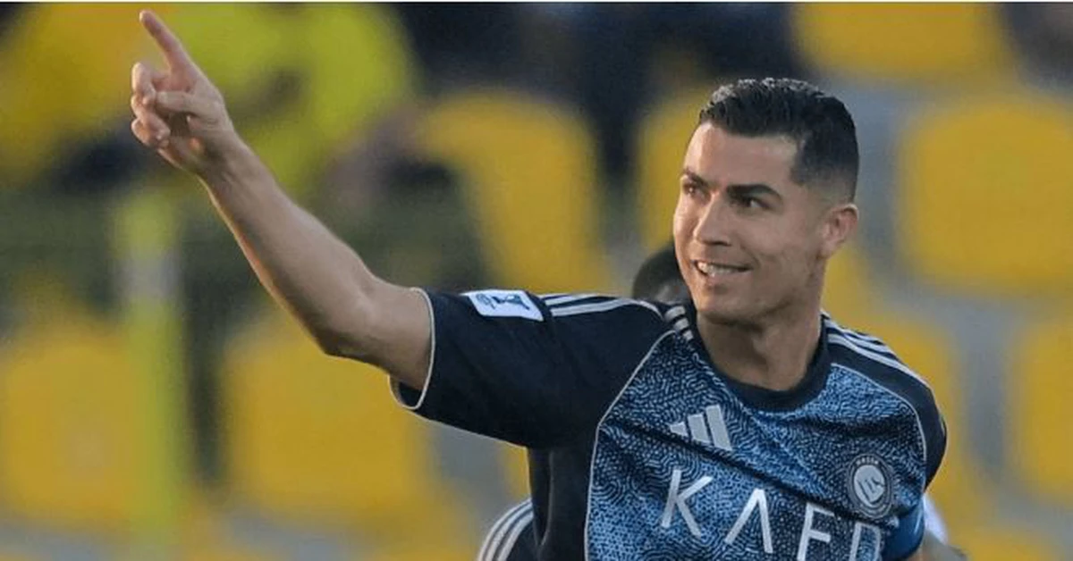 Bị cổ động viên hô vang tên Messi, Ronaldo đáp trả với bàn thắng thứ 969