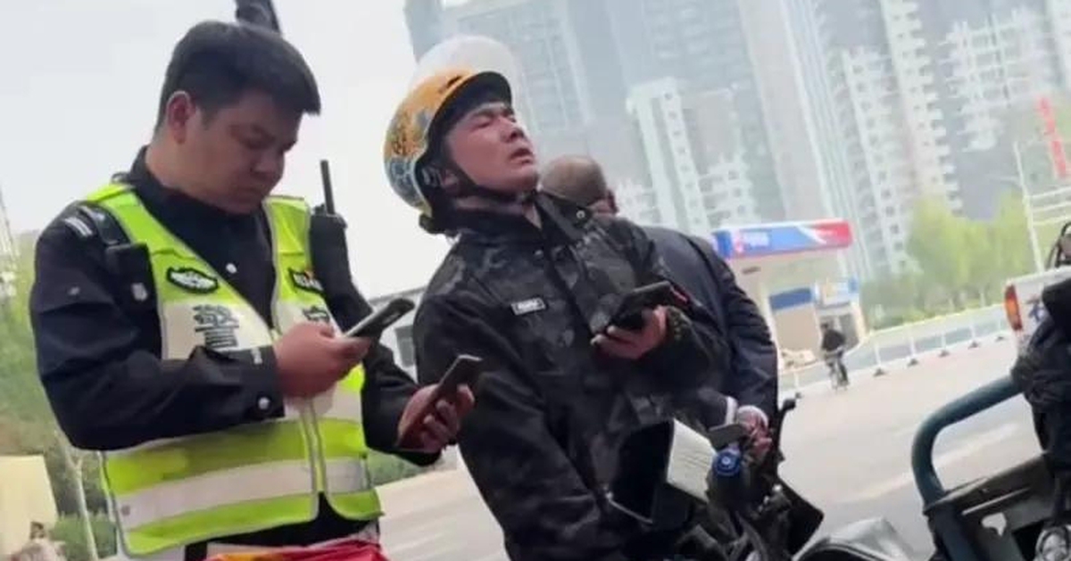 CSGT bỏ tiền túi trả thay shipper bị đòi bồi thường, dân mạng ca ngợi