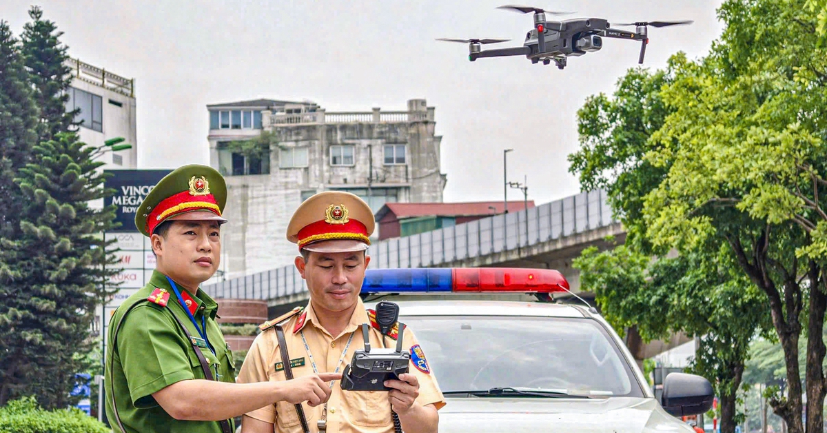 Cảnh sát dùng flycam giám sát, xử lý xe dừng đỗ dưới lòng đường