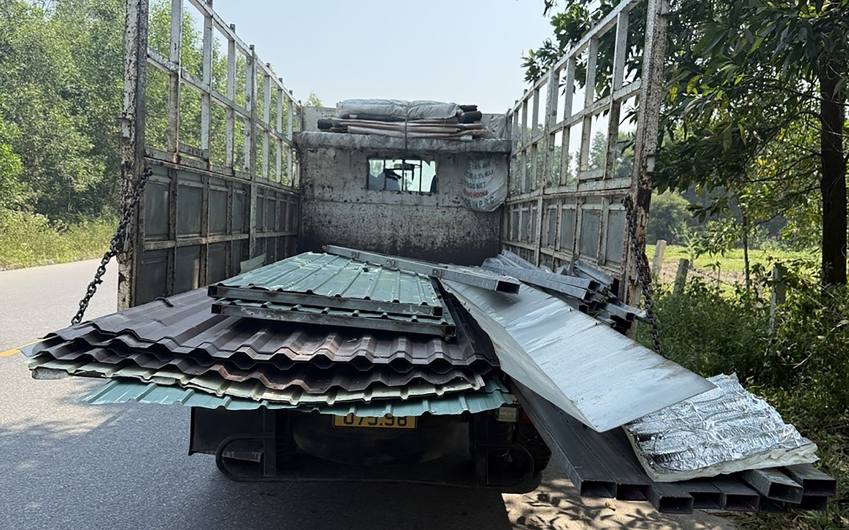 사람들이 불법적으로 집을 철거하고 15D 고속도로의 병목 현상이 점차 해소되었습니다.