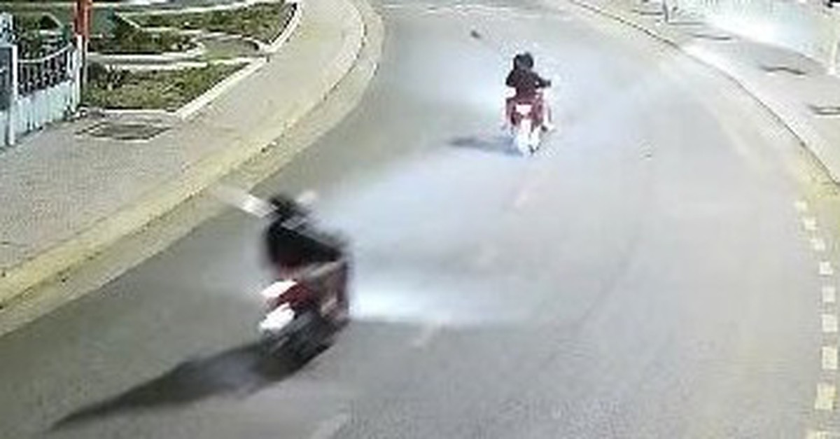 Phóng xe vun vút, 'múa' dao phóng lợn trên đường, ba thanh niên bị triệu tập