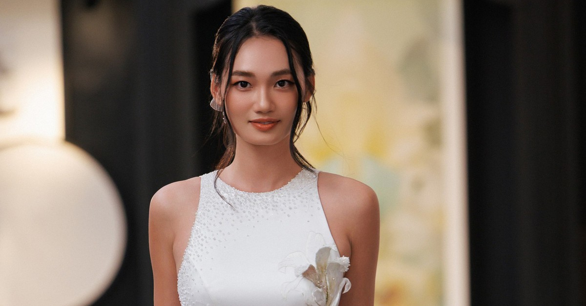 Xuân Lê dùng hoa huệ tây kể tiếp hành trình đưa lụa Việt ra thế giới