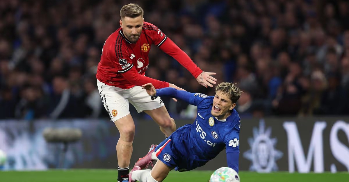 Chelsea sa sút vì tự hủy