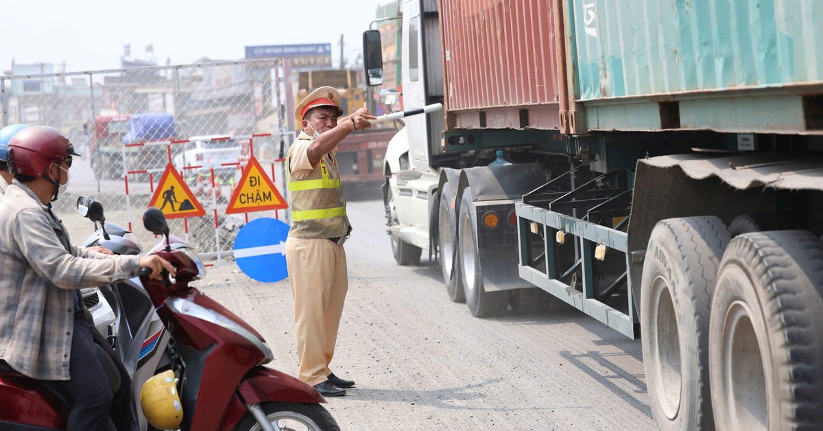 Dân hết kêu trạm thu phí, lại kêu chuyện thi công gây ùn tắc trên quốc lộ 51
