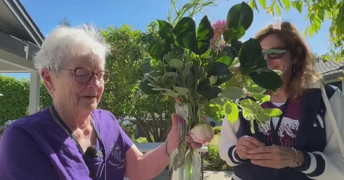 Người phụ nữ 83 tuổi tặng hàng ngàn bông hoa mỗi năm