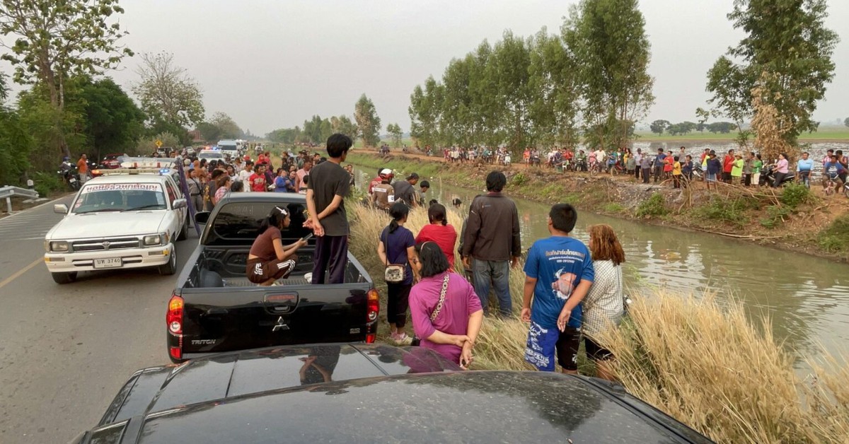 Xe lao xuống kênh ở Thái Lan, người cha hy sinh cứu 4 người thân