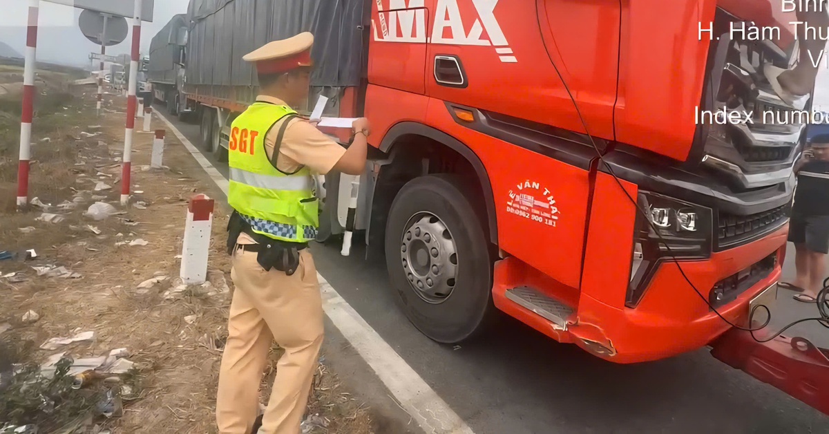 Tài xế và chủ xe tải chở hàng quá khổ, không có giấy phép lái xe trên cao tốc bị phạt 126 triệu đồng
