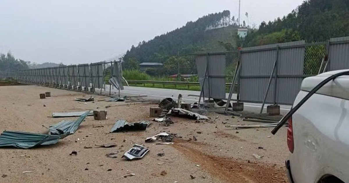 Cán bộ công an tử vong sau khi ô tô va vào rào chắn trên cao tốc Nội Bài - Lào Cai