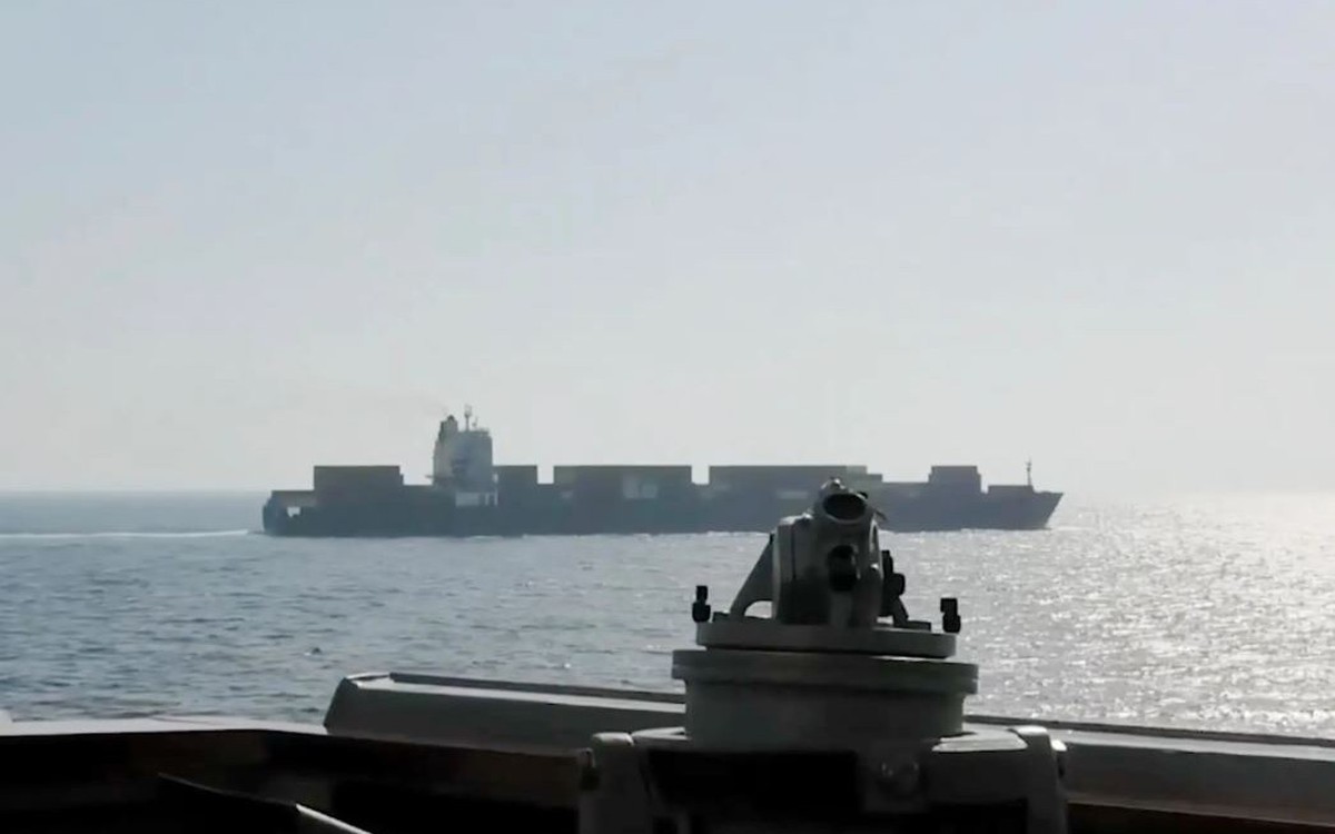 Video: Khoảnh khắc tàu khu trục Mỹ nổ súng vào tàu chở hàng Iran