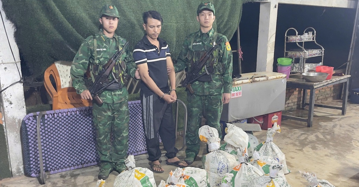 Bắt quả tang người chở thuốc nổ, khám xét phát hiện thêm gần 400kg thuốc nổ giấu ở quán ăn