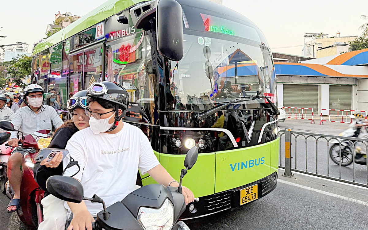 센터에 진입하는 차량에 대한 요금을 징수하는 솔루션을 포함하여 호치민시 무료 버스와 관련된 27가지 솔루션