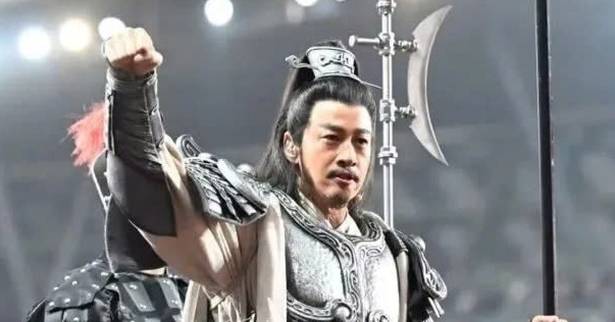 Hà Nhuận Đông tăng 2 triệu fan, nhận quảng cáo ồ ạt nhờ 'tướng quân kem nền' Trương Lăng Hách