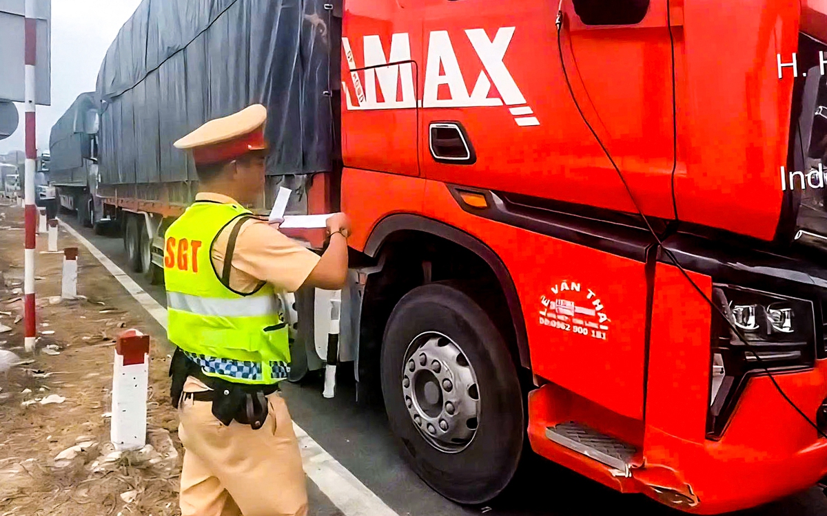 Tài xế và chủ xe tải chở hàng quá khổ, không có giấy phép lái xe trên cao tốc bị phạt 126 triệu đồng