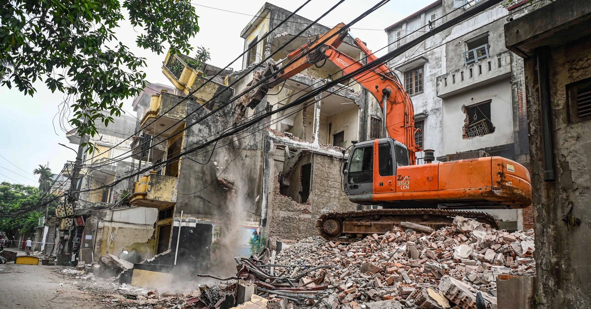 Người dân tất bật di dời, bàn giao mặt bằng làm cầu dây văng gần 20.000 tỉ ở Hà Nội